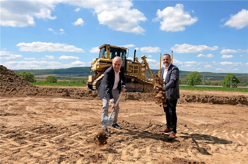 Landrat Thomas Brych (li.) und Thomas Ebert von den Kreiswirtschaftsbetrieben beim symbolischen Spatenstich.  Foto: Landkreis