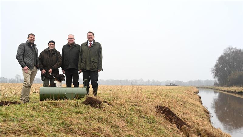 Landrat des Landkreises Emsland Marc-André Burgdorf (r-l), Bernd Sieve von der Jägerschaft Aschendorf-Hümmling, Hubert Brandewiede von der Jägerschaft Meppen, Jochen Roling von der Jägerschaft Lingen stehen vor der neuen Falle, die für die Jägerschaften angeschafft werden.