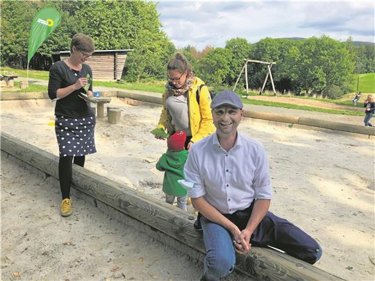 Landratsbewerber Mathias Schlawitz und die Bundestagskandidatin Karoline Otte (li.) auf dem Steinberg-Spielplatz in Goslar.  Foto: Stade