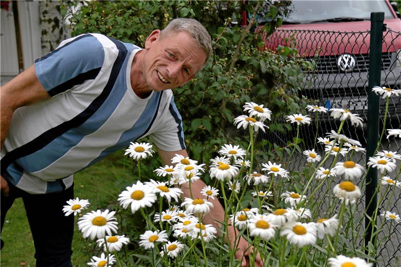 Landratskandidat Rüdiger Wohltmann in seinem Garten in Goslar. Foto: Hartmann