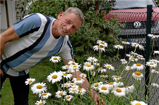 Landratskandidat Rüdiger Wohltmann in seinem Garten in Goslar. Foto: Hartmann