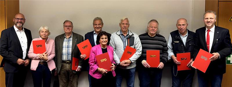 Samuel Marfo (20) ist neuer Vorsitzender der Clausthaler SPD Landtagsabgeordneter Alexander Saade ehrt langjährige Mitglieder (v.l.) Elke Ehrenberg (50 Jahre), Dr. Holger Schoof (25 Jahre), Dr. Manfred Klose (50 Jahre), Bärbel Griesmann (60 Jahre), Andreas Hoppstock (25 Jahre), Gerhard Otto (50 Jahre), Helmut Leunig (25 Jahre) und Alexander Ehrenberg (25 Jahre).