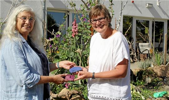 Landtagskandidatin Simone Reese (r.) und Raum-Helios-Leiterin Barbara Mai stehen in regelmäßigem Austausch. Foto: Nachtweyh