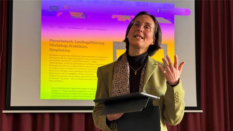 Landtagslotsin Antje Traupe unterfüttert den Vortrag und die Anworten von Barbara Otte-Kinast mit Informationen über den Besuch des niedersächsischen Parlaments.