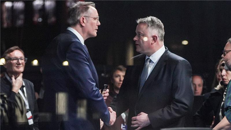 Landtagswahl in Rheinland-Pfalz: Ministerpräsident Alexander Schweitzer (l, SPD) gibt Gordon Schnieder (CDU), Landesparteichef, im ARD Fernsehstudio die Hand.