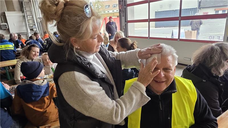 Landung im Dornbusch: Ratsherr Claus Roschanski gibt beim Sammeln alles und verletzt sich an der Stirn. Oberbürgermeisterin Urte Schwerdtner versorgt ihn mit einem Pflaster.