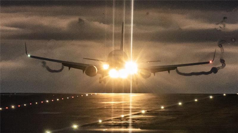 Verband: 2024 weltweit 334 Tote im zivilen Luftverkehr Landung während eines Sturms auf dem Flughafen Leeds Bradford. (Archivbild)