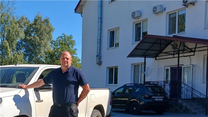 Ein Mann steht an einem Auto.