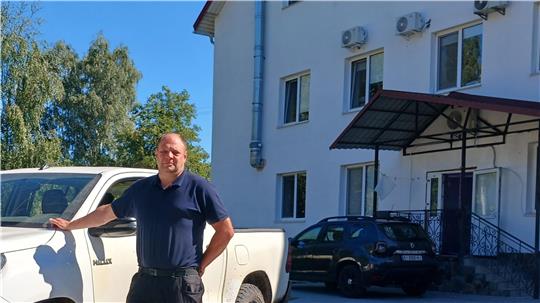 Ein Mann steht an einem Auto.