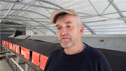 Landwirt Holger Nöhrnberg steht in seinem leeren Hühnerstall. 