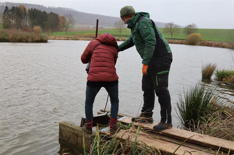Molche sollen sich wohlfühlen und der Schlamm verschwinden Landwirt Simon Becker und Maude Erasmy ziehen das erste Brett, damit das Wasser langsam abfließen kann.