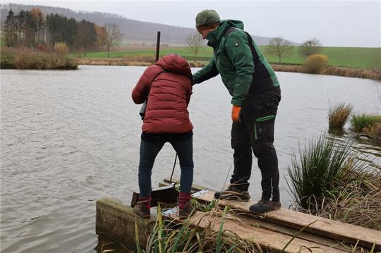 Landwirt Simon Becker und Maude Erasmy ziehen das erste Brett, damit das Wasser langsam abfließen kann.
