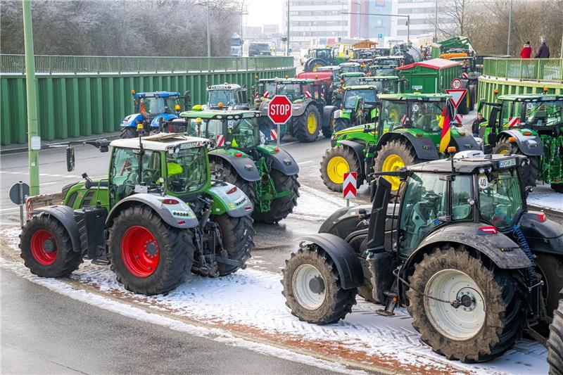 Bauern-Protest behindert Arbeit im Containerterminal Landwirte blockieren Zugangsstraßen zum Containerterminal Bremerhaven.
