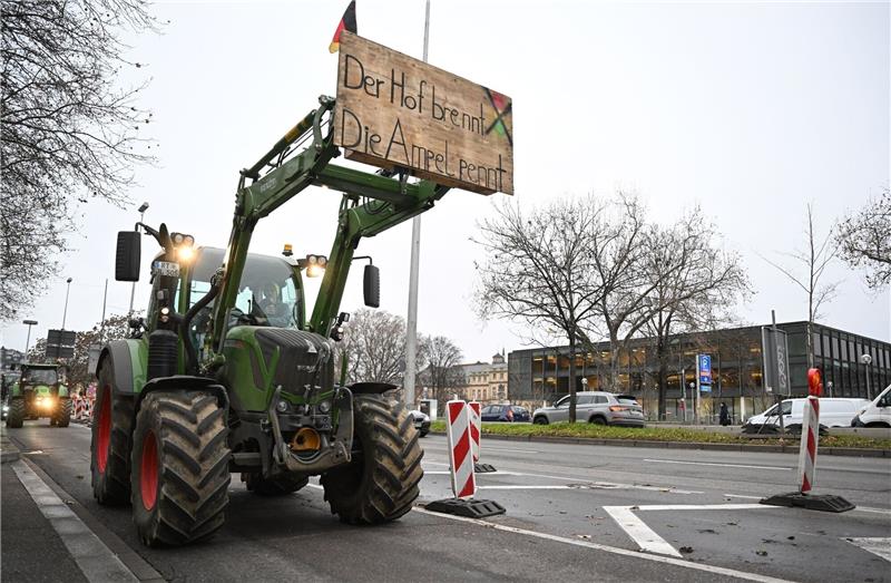 Landwirte demonstrieren vor dem baden-württembergischen Landtag in Stuttgart gegen die Agrarpolitik der Bundesregierung.