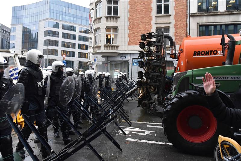 Der Bauernprotest in Brüssel eskaliert Landwirte durchbrachen bei ihrer Demonstration in Brüssel einige der von der Polizei errichteten Barrikaden.
