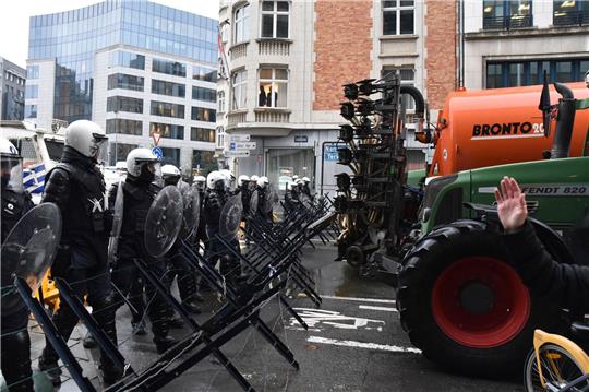 Landwirte durchbrachen bei ihrer Demonstration in Brüssel einige der von der Polizei errichteten Barrikaden.