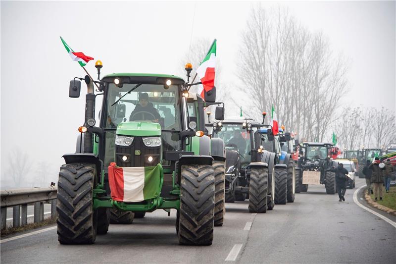 EU-Kommission will Ausnahme bei Umweltregel für Bauern Landwirte fahren mit ihren Traktoren eine Straße an der Mautstelle von Melegnano in der Nähe von Mailand entlang.