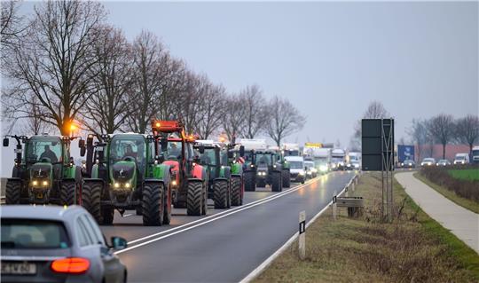 Landwirte fahren mit ihren Traktoren im Schritttempo über Bundesstraße 4.