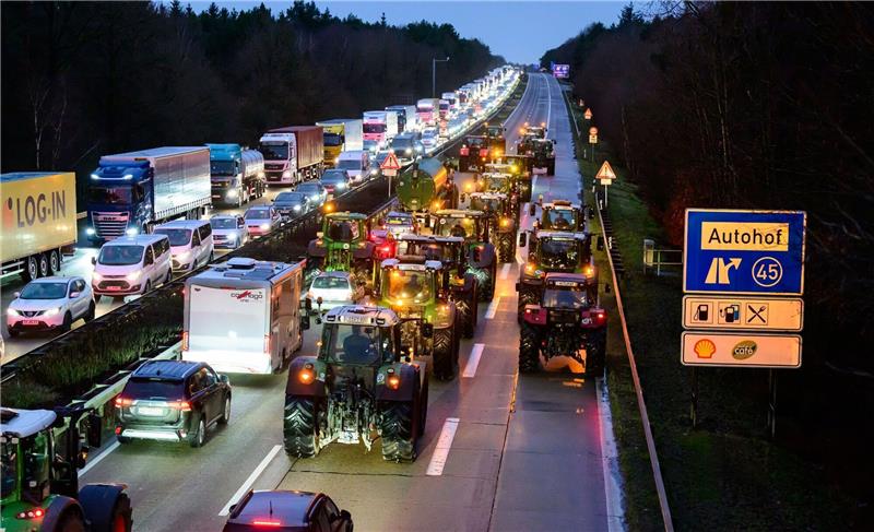 Landwirte demonstrieren weiter: Mit Traktoren auf die A7 Landwirte fahren mit ihren Treckern auf der Autobahn 7 zwischen Soltau und Hannover.