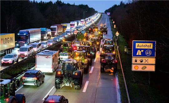 Landwirte fahren mit ihren Treckern auf der Autobahn 7 zwischen Soltau und Hannover.