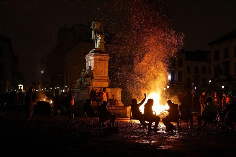 Landwirte haben vor dem EU-Parlament Gegenstände in Brand gesetzt, um gegen Umweltauflagen zu protestieren.