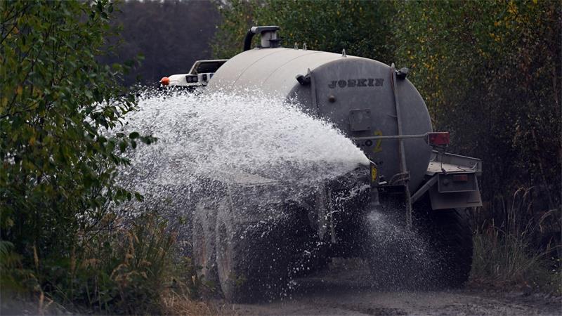 Angst vor der Feuerfront in der Eifel Landwirte mit Wassertanks unterstützen die Löscharbeiten beim Waldbrand im Hürtgenwald.