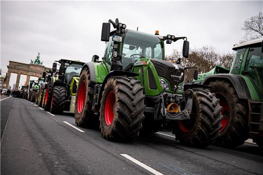 Landwirte nehmen mit Traktoren auf einer Demonstration des Deutschen Bauernverbandes unter dem Motto «Zu viel ist zu viel! Jetzt ist Schluss!» teil.