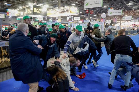 Landwirte raufen mit dem Sicherheitspersonal auf der Internationalen Landwirtschaftsmesse, während der französische Präsident Macron die Ausstellung am Eröffnungstag besucht.
