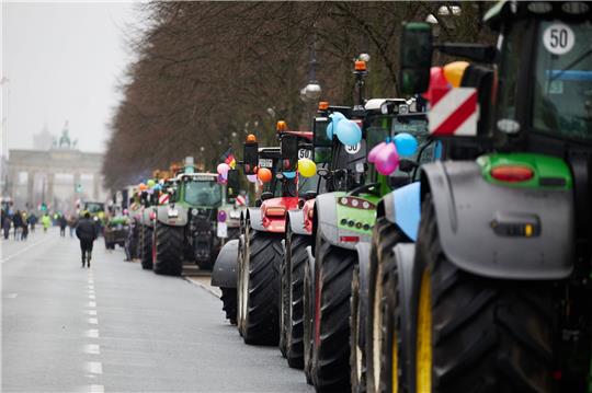 Landwirte stehen mit ihren Traktoren auf der Straße des 17. Juni in Berlin.