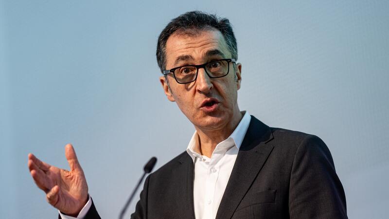 Kabinett bringt strengere Tierschutzvorgaben auf den Weg Landwirtschaftsminister Cem Özdemir will Tiere gesetzlich besser schützen.