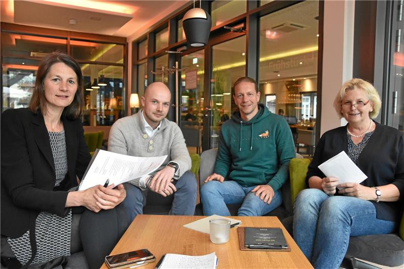Rot-Grün feilt in Goslar an neuem Agrar-Gesetz Landwirtschaftsministerin Miriam Staudte (Grüne) und die Landtagsabgeordnten Christoph Willeke (SPD), Christian Schröder (Grüne) und Karin Logemann (SPD) (v. li.) bei der Klausurtagung in der "Villa Saxer". Foto: Roß