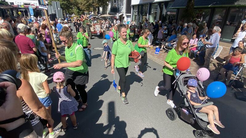 Lang, bunt, laut und fröhlich zieht der Umzug am Samstag vom Bündheimer Schloss durch die Herzog-Wilhelm-Straße bis in den Badepark. 27 Gruppen nehmen daran teil – wie etwa der Kinderschutzbund.