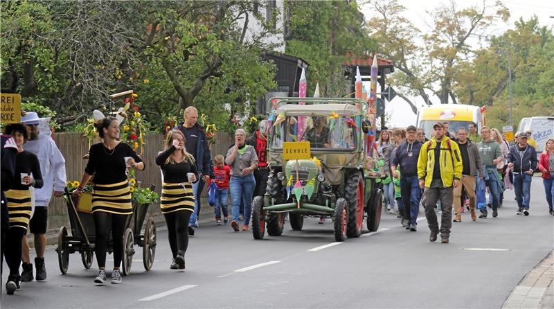 Beim Festumzug ist ganz Westerode auf den Beinen Lang, bunt und fantasievoll ist der Festumzug, der gestern Nachmittag zum Abschluss des dreitägigen Festes durch das Dorf marschiert. Fotos: Nachtweyh