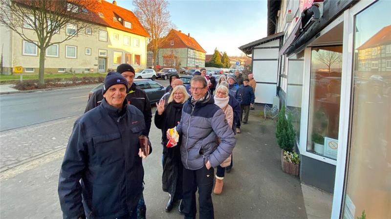 Tierisches Verkaufsgetümmel in allen Orten Lang ist die Schlange der willigen Schweinchenkäufer auch in Othfresen.