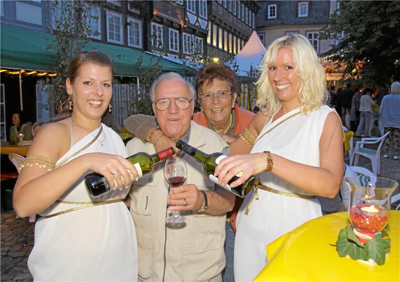 Gutes tun mit Bacchus und Bocksbeutel Lang lang ist’s her – 2009 war das Weindorf auf dem Schuhhof ein Garant für Freude und Gemütlichkeit. Damals ließ es sich das 2014 verstorbene Karnevalsurgestein Otto Hecker zwischen griechischen Weingöttinnen gutgehen. Archivfoto: Epping