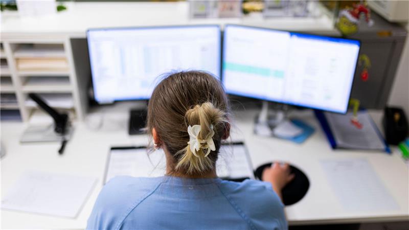 100 Prozent Pflege im Krankenhaus? „Das geht einfach nicht“ Lange Ladezeiten am PC frustrieren die Klinikbeschäftigten immer wieder.