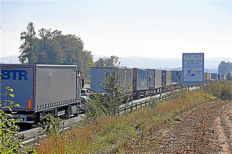 Lange Lkw-Kolonnen sind das fast normale Szenario auf der A 7. Die Fertigstellung ist jetzt, nicht wie auf dem Schild zu lesen, für Ende 2022 geplant. Archivfoto: Gereke
