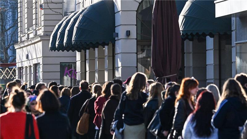 Lange Schlange: Viele Fans zog es zu einem Pop-up-Store zum neuen Album von Harry Styles. (Archivbild)