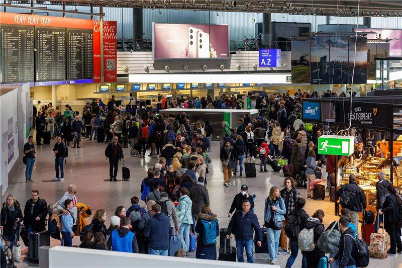 Luftverkehr kommt nach Warnstreik wieder in Gang Lange Schlangen an den Check-in-Schaltern und vor den Sicherheitskontrollen wie hier in Frankfurt stellten für viele Passagiere eine Geduldsprobe dar.