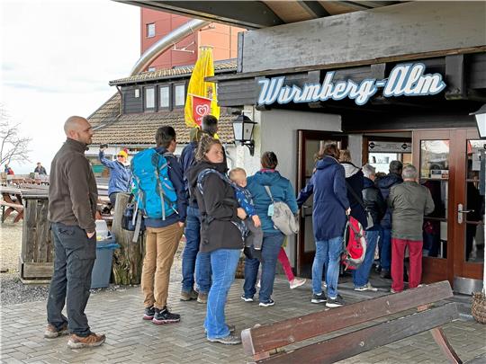 Lange Schlangen vor dem Selbstbedienungsbereich in der Wurmberg-Gaststätte und neue Öffnungszeiten bei der Fleischerei: Der Personalmangel ist in Braunlage auf vielfältige Weise zu spüren. Foto: Eggers