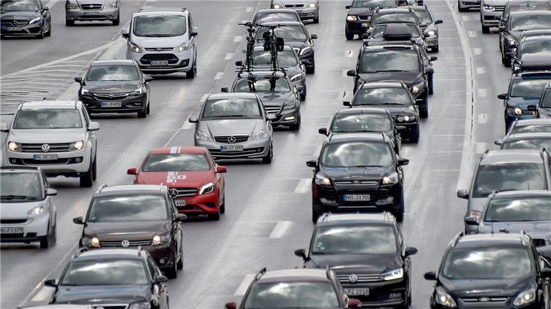 Ferienstart: So kommen Sie sicher durch Staus und Sommerhitze Lange Staus drohen wieder zum Ferienstart am Mittwoch. Der Tüv-Nord gibt Tipps, wie die Urlaubsreise entspannter werden kann.