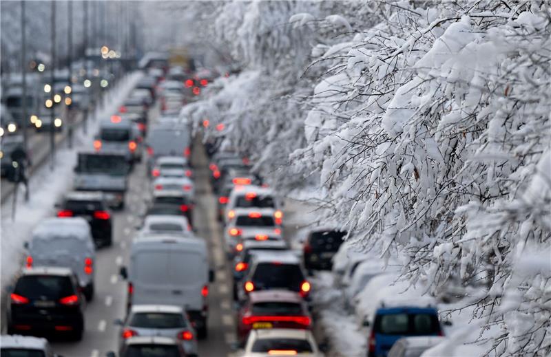 Nach Wintereinbruch eingeschränkter Zugverkehr in Bayern Lange Staus im Berufsverkehr auf dem mittleren Ring in München.