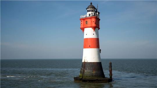 Lange Zeit stand der Leuchtturm „Roter Sand“ in der Nordsee. Bald soll er nun auf das Festland ziehen. (Archivfoto)
