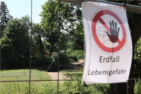 Lange Zeit war der Erdfall abgesperrt und für Fußgänger nicht zugänglich.