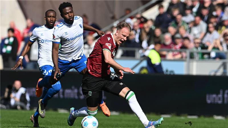 Lange einer der auffälligsten Spieler: Hannovers Havard Nielsen (r) 
