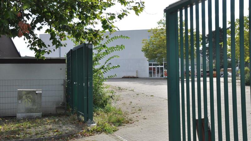 Lange geschlossen, bald wieder offen: Das Tor zum früheren Toom-Parkplatz macht den Weg zum Standort frei.