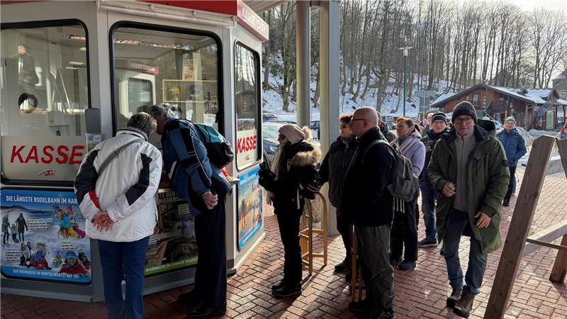 Mehr als einen Meter Schnee: Braunlage meldet Rekordzahlen Das Foto zeigt viele Menschen, die vor einem Kassenhäuschen warten.