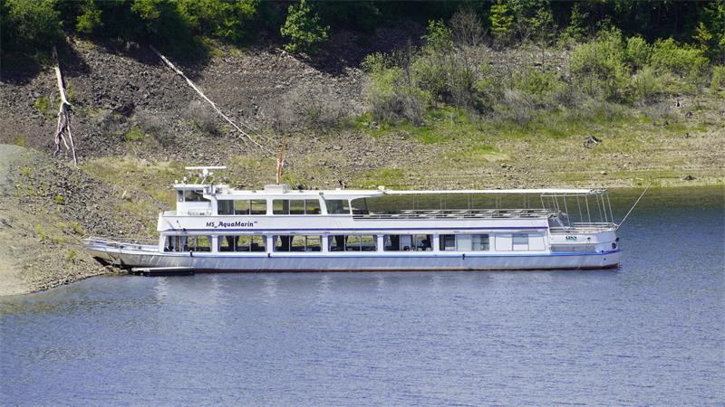 Die MS „Aquamarin“ am Ufer des Stausees.