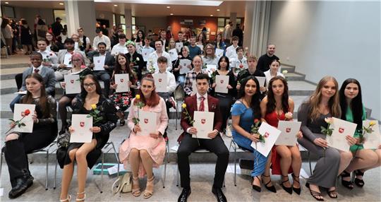Lange und elegante Abendkleider bei den Damen und weiße Hemden mit dunklen Hosen bei den Herren. Viele der Schulabgänger der Oberschule Langelsheim wollten den großen Tag der Zeugnisübergabe gebührend und festlich gewandet feiern. Foto: Neddermeier