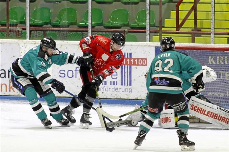 Lange wie vernagelt: Hier kommt Richard Zerbst (Mi.) noch nicht an Tigers-Schlussmann Andreas Bierzahn vorbei. Im letzten Drittel kann aber auch der Falken-Stürmer jubeln.
